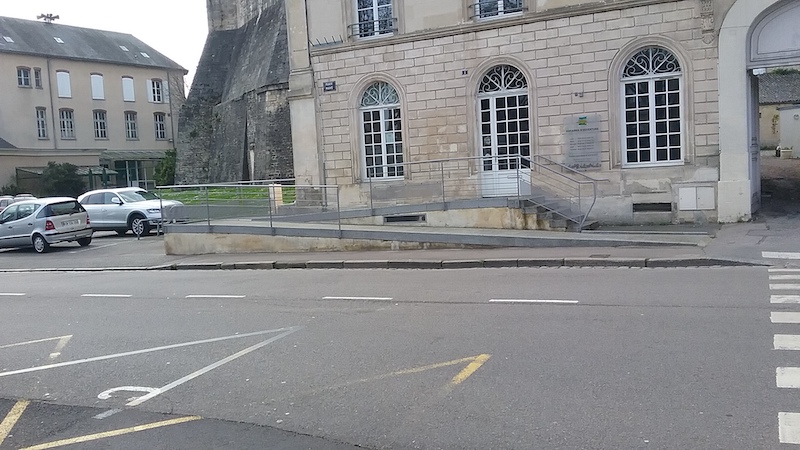 Maconnerie Beche Pain Bourdelas Rampe PMR Bloc roue en pierre granit