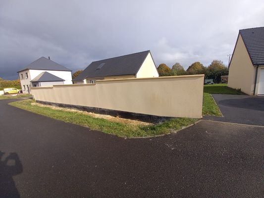 Réalisation d'un mur de clôture en limite de propriété Réalisation d'un mur de clôture en limite de propriété