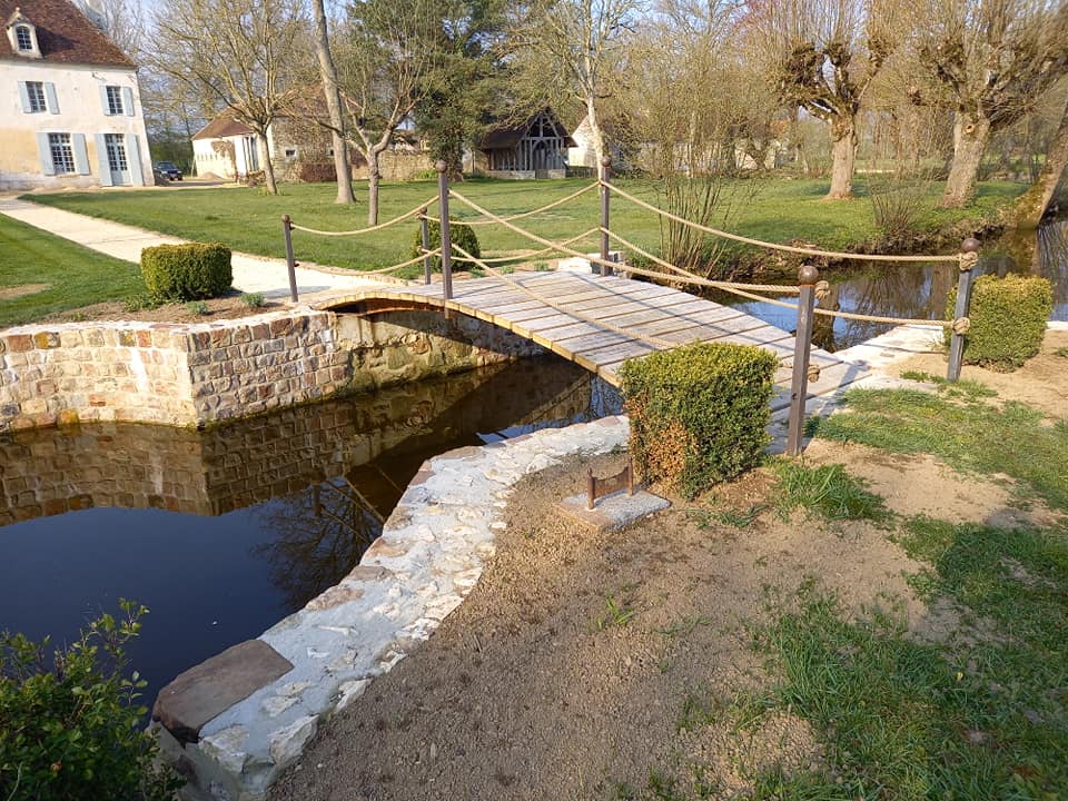 Construction de muret en en pierre froide monter en arrondi dans une douve et pose d'un petit pont réalisé par notre métallier Construction de muret en en pierre froide monter en arrondi dans une douve et pose d'un petit pont réalisé par notre métallier