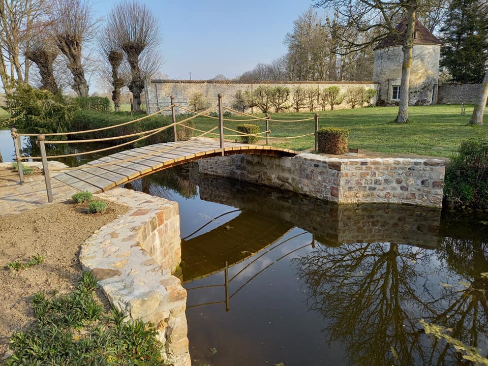 Construction de muret en en pierre froide monter en arrondi dans une douve et pose d'un petit pont réalisé par notre métallier Construction de muret en en pierre froide monter en arrondi dans une douve et pose d'un petit pont réalisé par notre métallier