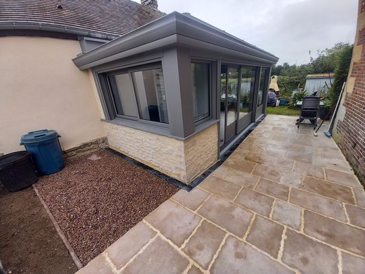 Réalisation d'une maçonnerie de véranda et d'un aménagement autour avec dallage manoir, une véranda Concept Alu d'Argentan, merci à nos clients pour la confiance qu'ils nous ont accordé Réalisation d'une maçonnerie de véranda et d'un aménagement autour avec dallage manoir, une véranda Concept Alu d'Argentan, merci à nos clients pour la confiance qu'ils nous ont accordé