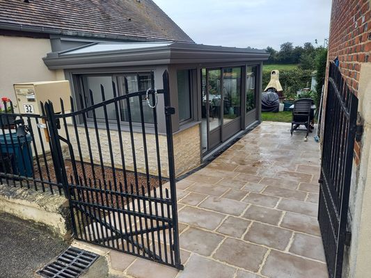 Réalisation d'une maçonnerie de véranda et d'un aménagement autour avec dallage manoir, une véranda Concept Alu d'Argentan, merci à nos clients pour la confiance qu'ils nous ont accordé Réalisation d'une maçonnerie de véranda et d'un aménagement autour avec dallage manoir, une véranda Concept Alu d'Argentan, merci à nos clients pour la confiance qu'ils nous ont accordé