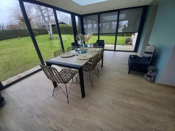 Realisation d'une maconnerie pour une veranda avec le percement d'un passage entre la maison et la veranda et carrelage style lame à parquet Realisation d'une maconnerie pour une veranda avec le percement d'un passage entre la maison et la veranda et carrelage style lame à parquet