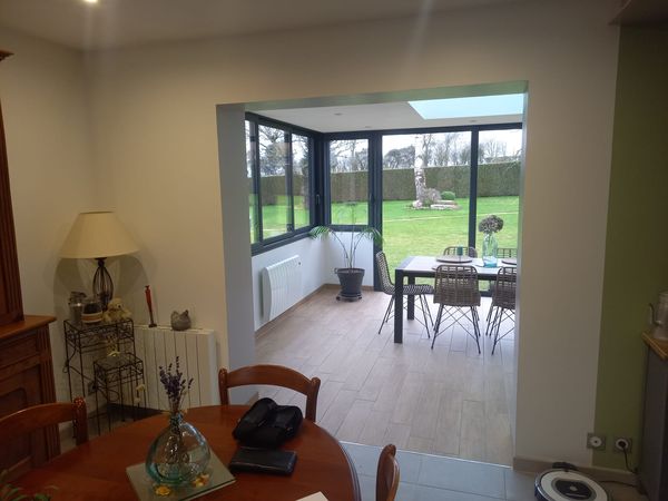 Realisation d'une maconnerie pour une veranda avec le percement d'un passage entre la maison et la veranda et carrelage style lame à parquet Realisation d'une maconnerie pour une veranda avec le percement d'un passage entre la maison et la veranda et carrelage style lame à parquet
