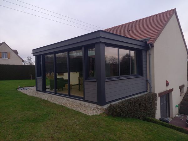 Realisation d'une maconnerie pour une veranda avec le percement d'un passage entre la maison et la veranda et carrelage style lame à parquet Realisation d'une maconnerie pour une veranda avec le percement d'un passage entre la maison et la veranda et carrelage style lame à parquet