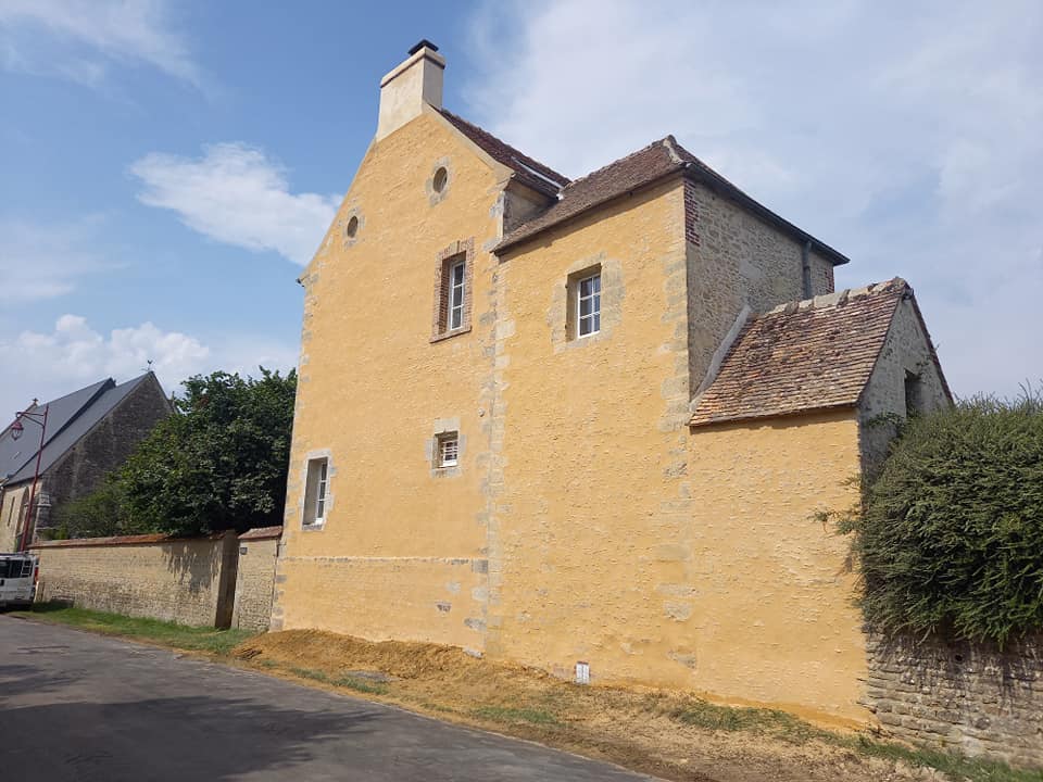 Restauration complète d'un grand pignon sur un ancien presbytère avec changement des pierres d'angle sur les chaînes d'angle reprise des moellons sur toute la partie haute du Grand pignon et pour finir réalisation d'un enduit à Pierre vue avec une chaud coloré Restauration complète d'un grand pignon sur un ancien presbytère avec changement des pierres d'angle sur les chaînes d'angle reprise des moellons sur toute la partie haute du Grand pignon et pour finir réalisation d'un enduit à Pierre vue avec une chaud coloré