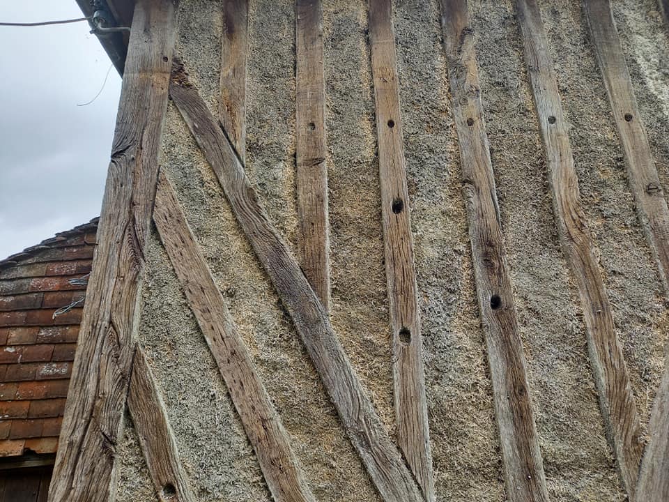 Restauration d'une maison en colombage en plusieurs étapes au sol réalisation d'une dalle béton isolé avec plancher chauffant et chape anhydrite sur les murs nous avons isoler avec du chanvre sur 30 cm de large Restauration d'une maison en colombage en plusieurs étapes au sol réalisation d'une dalle béton isolé avec plancher chauffant et chape anhydrite sur les murs nous avons isoler avec du chanvre sur 30 cm de large