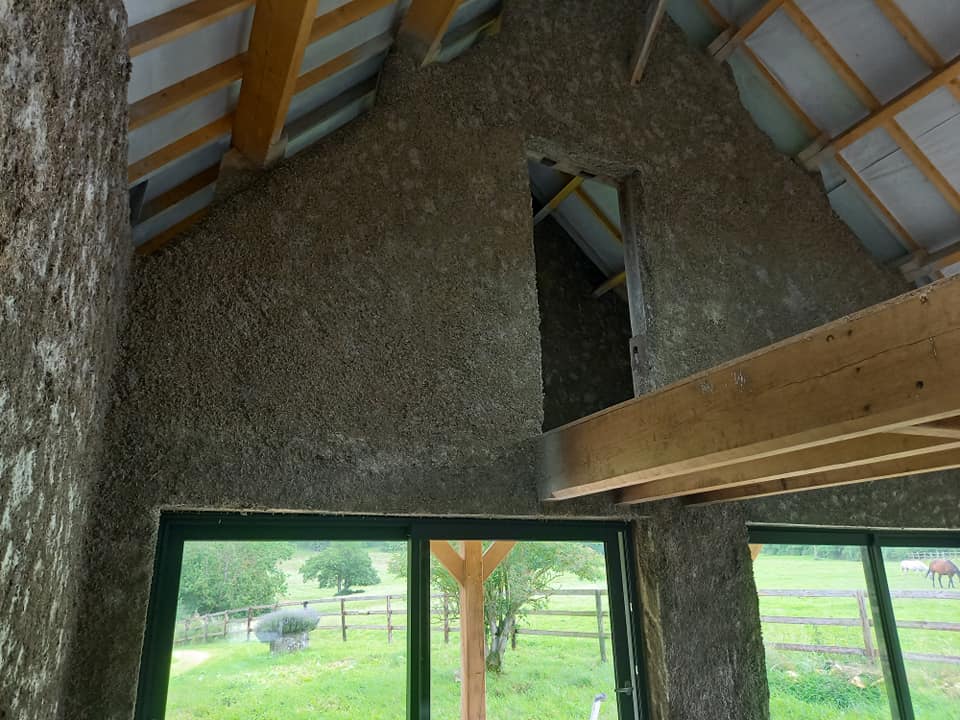 Restauration d'une maison en colombage en plusieurs étapes au sol réalisation d'une dalle béton isolé avec plancher chauffant et chape anhydrite sur les murs nous avons isoler avec du chanvre sur 30 cm de large Restauration d'une maison en colombage en plusieurs étapes au sol réalisation d'une dalle béton isolé avec plancher chauffant et chape anhydrite sur les murs nous avons isoler avec du chanvre sur 30 cm de large