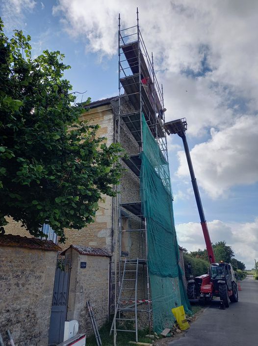 Restauration en cours d'un pignon d'un presbytère Restauration en cours d'un pignon d'un presbytère