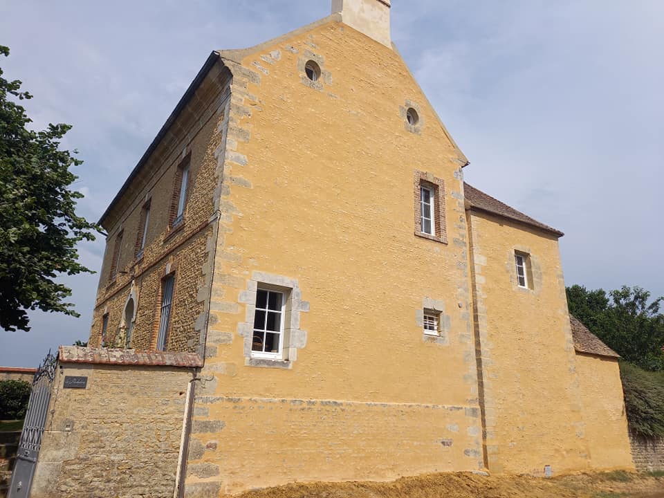Restauration complète d'un grand pignon sur un ancien presbytère avec changement des pierres d'angle sur les chaînes d'angle reprise des moellons sur toute la partie haute du Grand pignon et pour finir réalisation d'un enduit à Pierre vue avec une chaud coloré Restauration complète d'un grand pignon sur un ancien presbytère avec changement des pierres d'angle sur les chaînes d'angle reprise des moellons sur toute la partie haute du Grand pignon et pour finir réalisation d'un enduit à Pierre vue avec une chaud coloré
