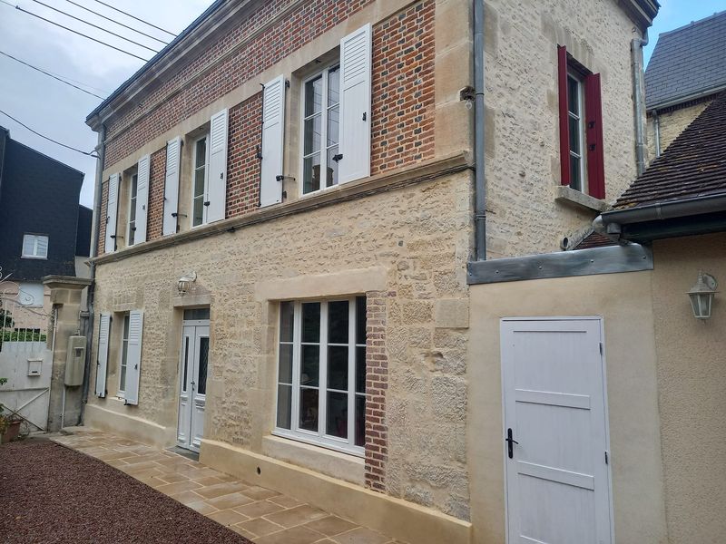 Restauration de façade et pignon en brique et en moellon et création d'un trottoir Restauration de façade et pignon en brique et en moellon et création d'un trottoir