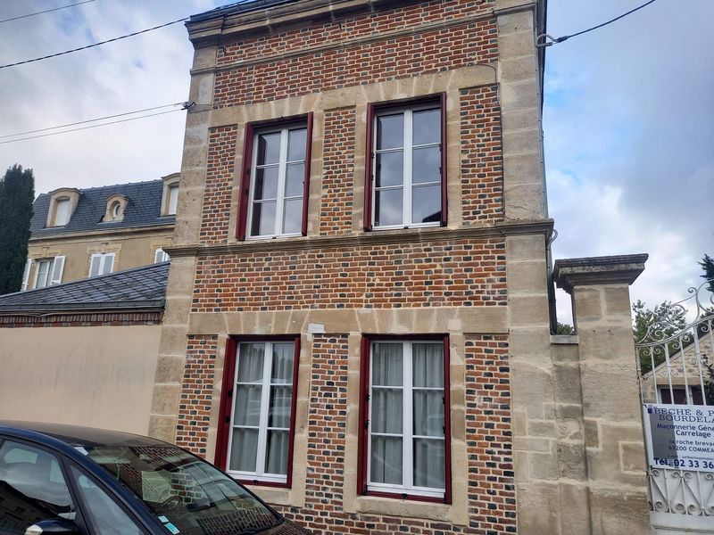 Restauration de façade et pignon en brique et en moellon et création d'un trottoir Restauration de façade et pignon en brique et en moellon et création d'un trottoir