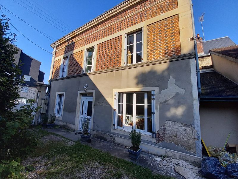 Restauration de façade et pignon en brique et en moellon et création d'un trottoir Restauration de façade et pignon en brique et en moellon et création d'un trottoir