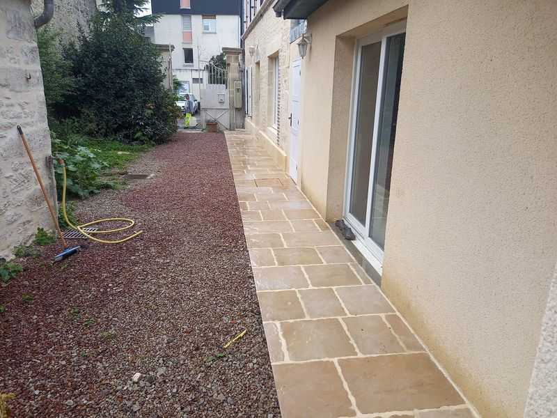 Restauration de façade et pignon en brique et en moellon et création d'un trottoir Restauration de façade et pignon en brique et en moellon et création d'un trottoir