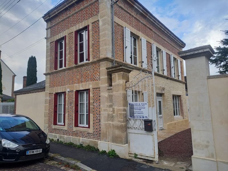 Restauration de façade et pignon en brique et en moellon et création d'un trottoir Restauration de façade et pignon en brique et en moellon et création d'un trottoir