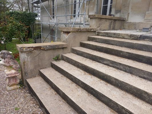 Dépose de l'escalier et du perron d'un château 
