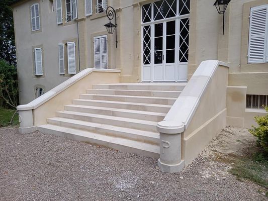 Dépose de l'escalier et du perron d'un château 