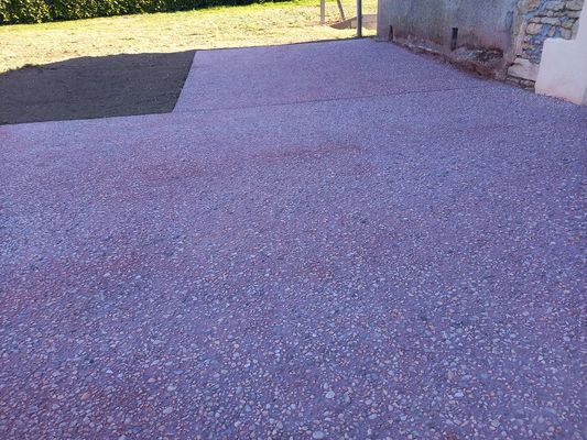 Réalisation d'un accès au garage avec une dalle en béton désactivé coloré