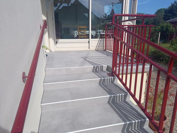 SARL Béché Pain Bourdelas escalier avec un grand palier d'attente recouvert d'un carrelage 60 60 anti-dérapant avec nez de marche agonise