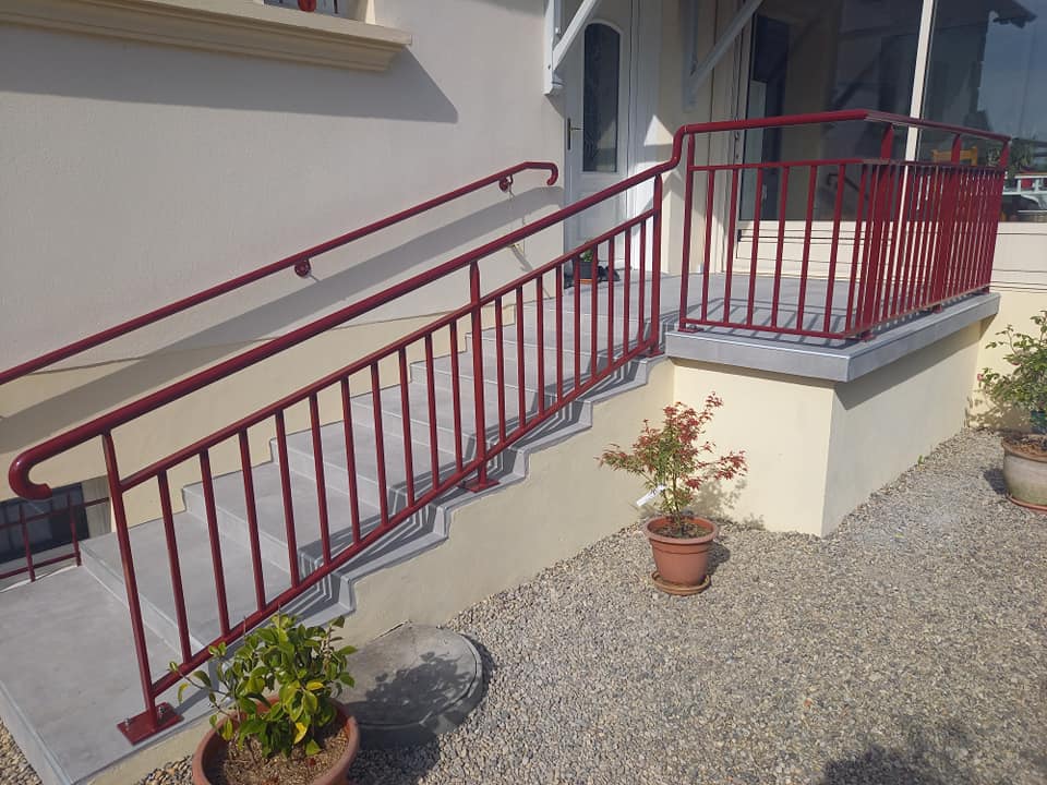  SARL Béché Pain Bourdelas escalier avec un grand palier d'attente recouvert d'un carrelage 60 60 anti-dérapant avec nez de marche agonise
