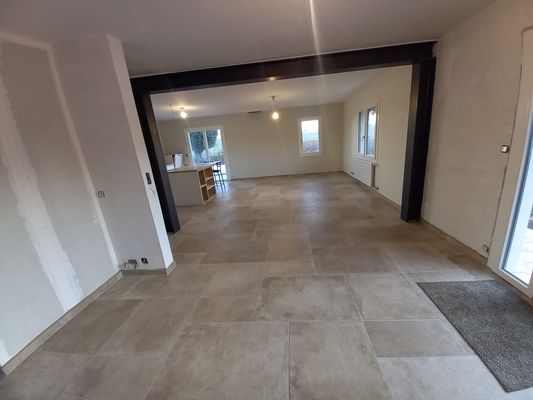 Suppression d'un mur porteur avec un système poteau poutre en métal pour retenir le plancher supérieur, nous avons entièrement casser le sol pour injecter une mousse polyuréthane pour isoler et nous avons coulé une chape liquide et pour finir un carrelage, merci à nos clients pour leur confiance Suppression d'un mur porteur avec un système poteau poutre en métal pour retenir le plancher supérieur, nous avons entièrement casser le sol pour injecter une mousse polyuréthane pour isoler et nous avons coulé une chape liquide et pour finir un carrelage, merci à nos clients pour leur confiance