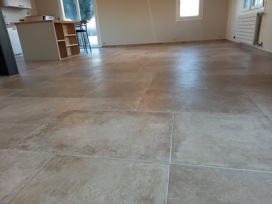 Suppression d'un mur porteur avec un système poteau poutre en métal pour retenir le plancher supérieur, nous avons entièrement casser le sol pour injecter une mousse polyuréthane pour isoler et nous avons coulé une chape liquide et pour finir un carrelage, merci à nos clients pour leur confiance Suppression d'un mur porteur avec un système poteau poutre en métal pour retenir le plancher supérieur, nous avons entièrement casser le sol pour injecter une mousse polyuréthane pour isoler et nous avons coulé une chape liquide et pour finir un carrelage, merci à nos clients pour leur confiance