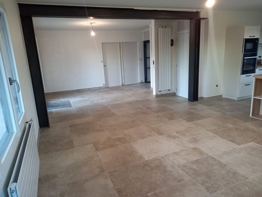 Suppression d'un mur porteur avec un système poteau poutre en métal pour retenir le plancher supérieur, nous avons entièrement casser le sol pour injecter une mousse polyuréthane pour isoler et nous avons coulé une chape liquide et pour finir un carrelage, merci à nos clients pour leur confiance Suppression d'un mur porteur avec un système poteau poutre en métal pour retenir le plancher supérieur, nous avons entièrement casser le sol pour injecter une mousse polyuréthane pour isoler et nous avons coulé une chape liquide et pour finir un carrelage, merci à nos clients pour leur confiance