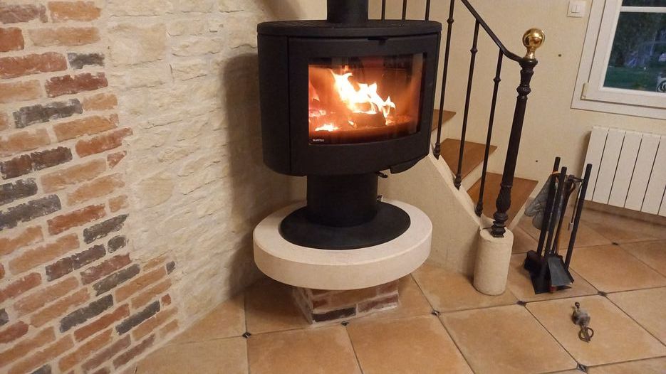 Fabrication d'un socle pour recevoir un poêle à bois en brique avec sur le dessus une pierre de taille