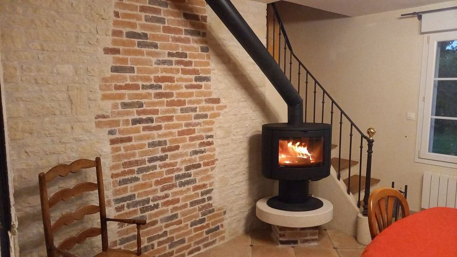 Fabrication d'un socle pour recevoir un poêle à bois en brique avec sur le dessus une pierre de taille