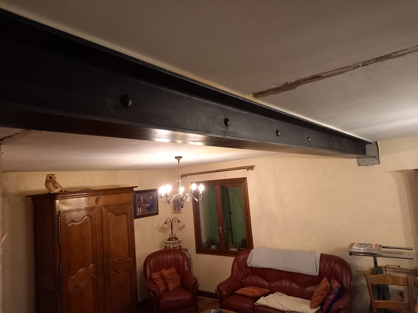 Pose d'un IPN pour soutenir un plancher longueur 5 m IPN décoré de peinture graphite noir et de rivets Pose d'un IPN pour soutenir un plancher longueur 5 m IPN décoré de peinture graphite noir et de rivets
