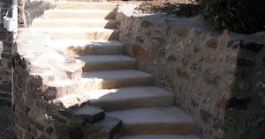 Création d'un escalier de type ancien par l'entreprise de maçonnerie Béché Pain Bourdelas installée à la Roche-Brévaux, à Commeaux à quelques kms d'Argentan (Orne)